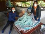 มอบผ้าห่มต้านภัยหนาวให้กับผู้สูงอายุ